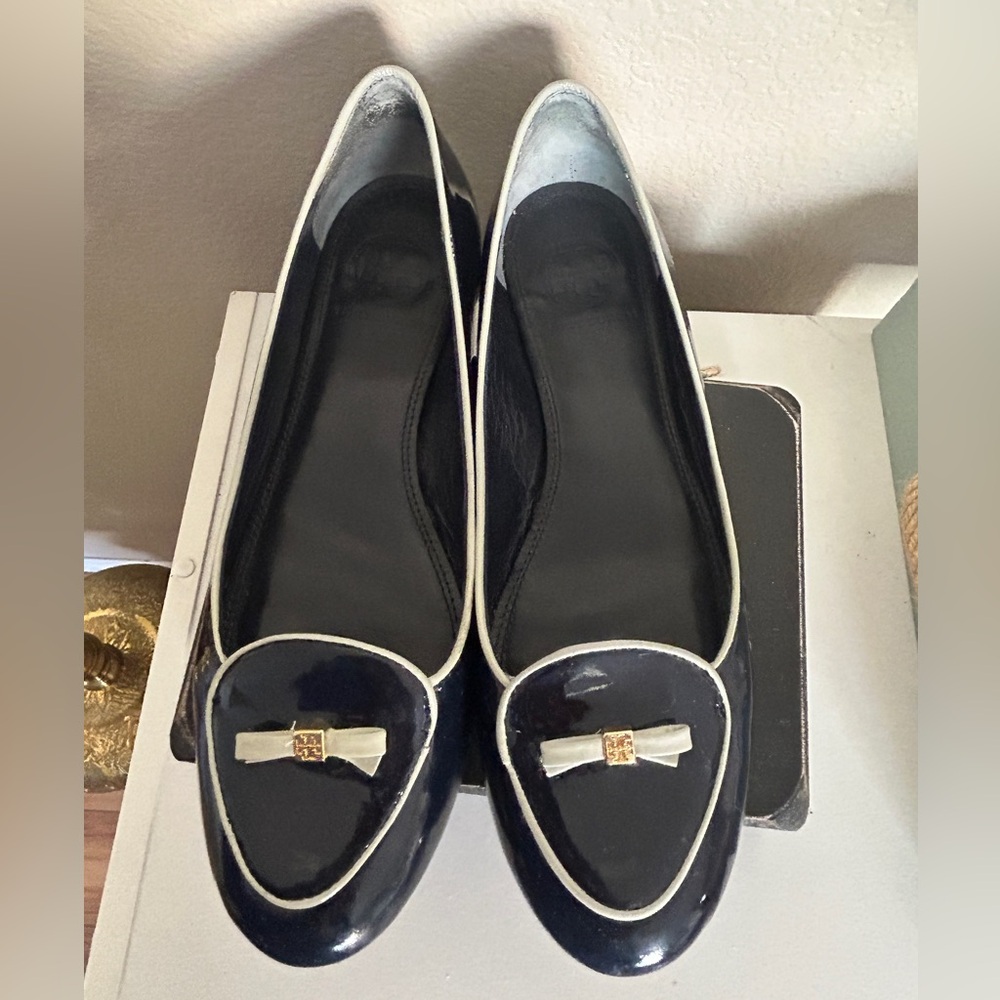 Tory Burch Black and White Loafers with Gold Accent size 8